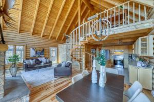 Saint Adolphe D'HowardLe Courchevel Luxe Chalet - Private Pool - Jacuzzi - Ski的一间带餐桌和螺旋楼梯的客厅