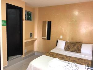 基布多Ayenda Hotel Ecosuite Quibdó的一间小卧室,配有两张床和窗户
