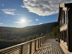 松达尔Hytte i Sogndal med panoramautsikt的山景阳台