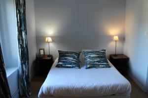 米尔芒德米曼德酒店的一间卧室配有一张带两盏灯和两个枕头的床。