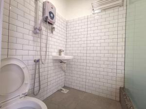 新山Maco Inn Century @Johor Bahru的一间带卫生间和水槽的浴室