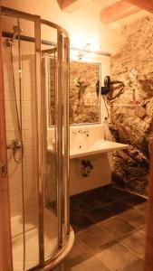 Aravell马斯登恩罗克塔的带淋浴和盥洗盆的浴室