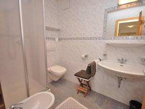 圣坎迪朵Im Kranzhof的白色的浴室设有水槽和卫生间。