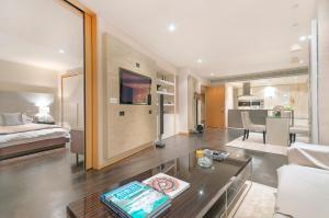 伦敦Hi-End 2BR, 2BR Apt, Heart of Canary Wharf的客厅配有一张床和一张桌子