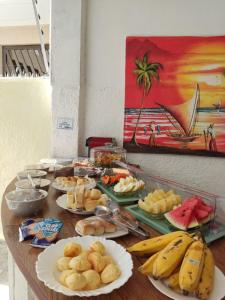 若昂佩索阿THEMATIC POUSADA的一张桌子,上面放香蕉和其他食物