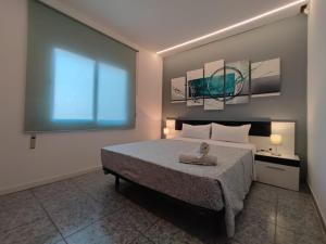 巴达洛纳LG Big Flat Barcelona的一间卧室设有一张床和一个大窗户