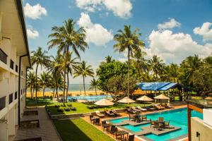 尼甘布卡米洛特海滩酒店的享有度假村的空中景致,设有游泳池和海滩