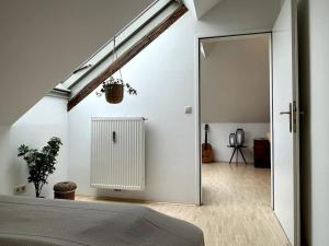 格拉茨Helles Apartment im Zentrum的一间卧室设有一张床和一个滑动玻璃门