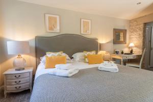 水上伯顿戴尔豪斯酒店的一间卧室配有一张大床和毛巾