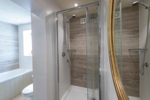 水上伯顿戴尔豪斯酒店的带淋浴的浴室和玻璃门