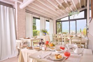塞尔苏里格Il帕格奥酒店的用餐室设有桌椅和窗户。