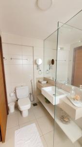 纳塔尔DELUX BEIRA-MAR NATAL Flat的白色的浴室设有卫生间和水槽。