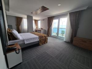 萨姆松çepnis hotel的酒店客房设有一张床和一个大窗户