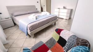 布林迪西Chiara's Home的一间卧室配有两张床和一张沙发。