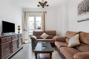 科尼尔-德拉弗龙特拉Apartamento Maribel - Solo Familias的带沙发和电视的客厅