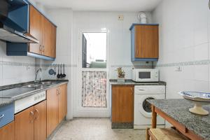 科尼尔-德拉弗龙特拉Apartamento Maribel - Solo Familias的厨房配有水槽和洗衣机