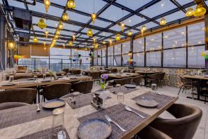 兰奇Treebo Trend Winsome Banquet And Resort的餐厅设有桌椅和窗户。