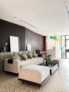 暹粒Aborest Tropical Hostel的客厅配有两张沙发和一张沙发