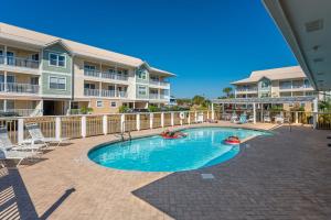 德斯坦200 yds to private gated beach access- 3BR-2BA- quiet location in the heart of Destin!的公寓大楼前的游泳池