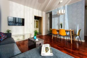 华沙Comfy Apartment Dobra 54的客厅配有沙发和桌子