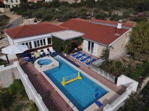 维斯Villa Lucia with private pool and a whirlpool的享有带游泳池的房屋的空中景致