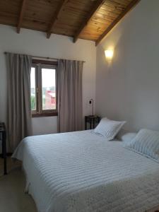 坦迪尔Casa Bordó, B & B的卧室配有白色的床和窗户。