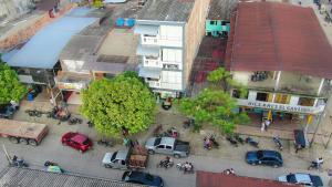 OritoHOTELES ORITO EL FARAON ORITO的享有城市街道上汽车和树木的景色