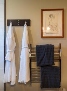 伦弗鲁港Bjørn Holm的浴室提供毛巾架和镜子