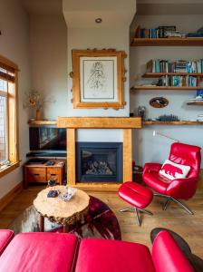 伦弗鲁港Bjørn Holm的客厅配有红色家具和壁炉