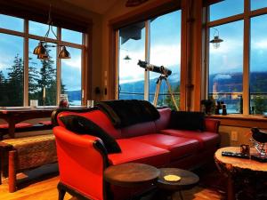 伦弗鲁港Bjørn Holm的客厅配有红色沙发和摄像头