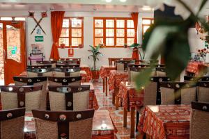 奥兰太坦波茵提塔波酒店的一间在房间内配有桌椅的餐厅
