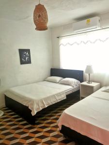 科韦尼亚斯Casa el Muelle的一间卧室设有两张床和窗户。