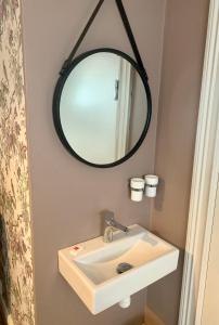 斯德哥尔摩Lilla Brunn的一间带水槽和镜子的浴室