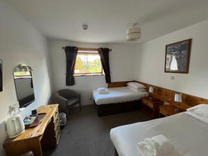 因弗内斯史密斯顿酒店的酒店客房配有两张床和一张书桌