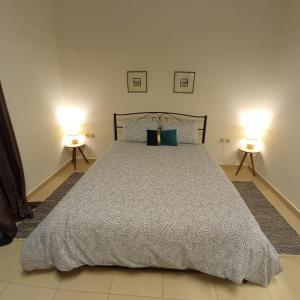 纳夫普利翁Aggeliki's guest house的一间卧室配有一张大床和两盏灯