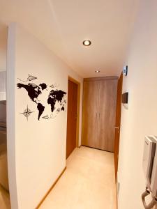 圣卡洛斯-德巴里洛切Tucuman Suite Bariloche的墙上的走廊上贴有世界地图