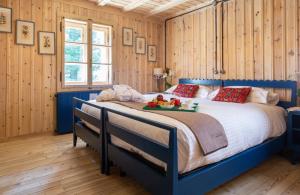 圣卡特琳娜瓦尔夫QC House - Chalet con Sauna的一间卧室配有一张床,上面有水果盘