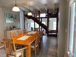乌斯怀亚Casa Le Martial的一间带木桌和椅子的用餐室
