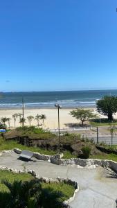 桑托斯Apartamento Frente ao Mar Santos II的享有海滩和大海的景色。