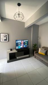 桑托斯Apartamento Frente ao Mar Santos II的客厅设有壁挂式平面电视。