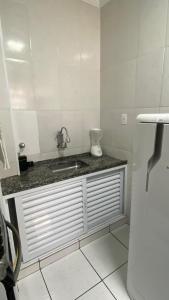 桑托斯Apartamento Frente ao Mar Santos II的一间带水槽和台面的浴室