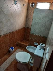 费德拉西翁Pucará的一间带卫生间、水槽和镜子的浴室