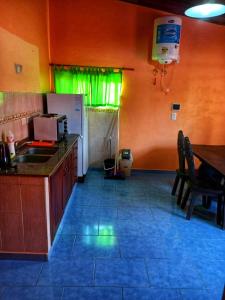 费德拉西翁Pucará的厨房配有水槽和桌椅