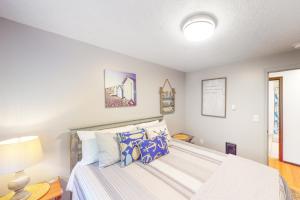林肯市Coastal Calm的一间卧室配有一张带蓝色枕头的大床