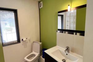 ViolainesStudio avec accès indépendant: Le 15 Bis的一间带卫生间、水槽和镜子的浴室