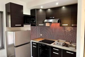 ViolainesStudio avec accès indépendant: Le 15 Bis的厨房配有不锈钢用具和棕色橱柜