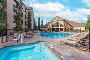 布莱斯峡谷贝斯特韦斯特布莱斯峡谷大酒店的一个带躺椅的游泳池和一间酒店