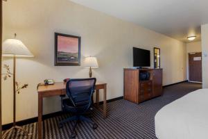 布莱斯峡谷贝斯特韦斯特布莱斯峡谷大酒店的酒店客房配有书桌、床和电视。