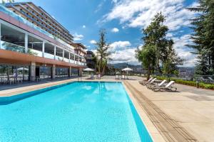 特拉布宗Radisson Blu Hotel Trabzon的大楼前的游泳池