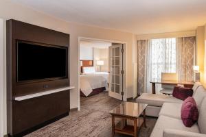 迪尔菲尔德芝加哥迪尔菲尔德万豪酒店的酒店客房设有电视和床。